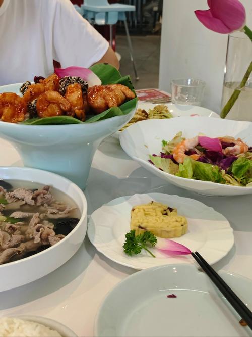 菜品美味可口,服务态度好,餐饮环境优雅