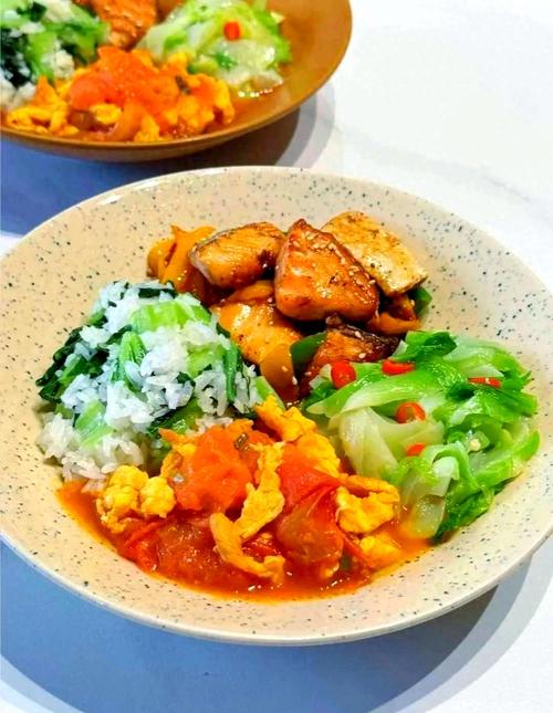 这些社区食堂主要为老年人提供实惠而美味的餐饮服务,特别是解决独居